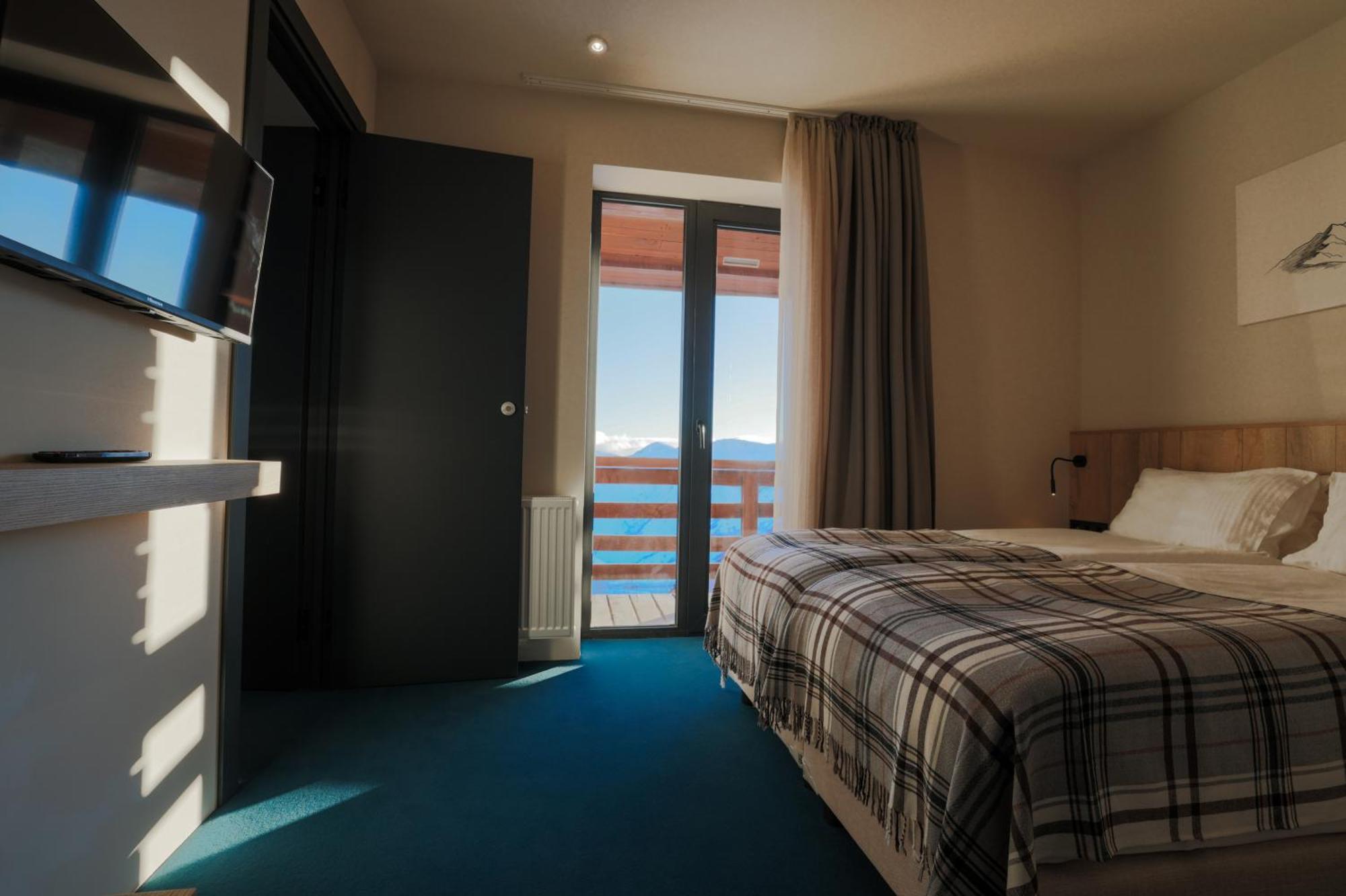גודאורי Alpina Hotel מראה חיצוני תמונה