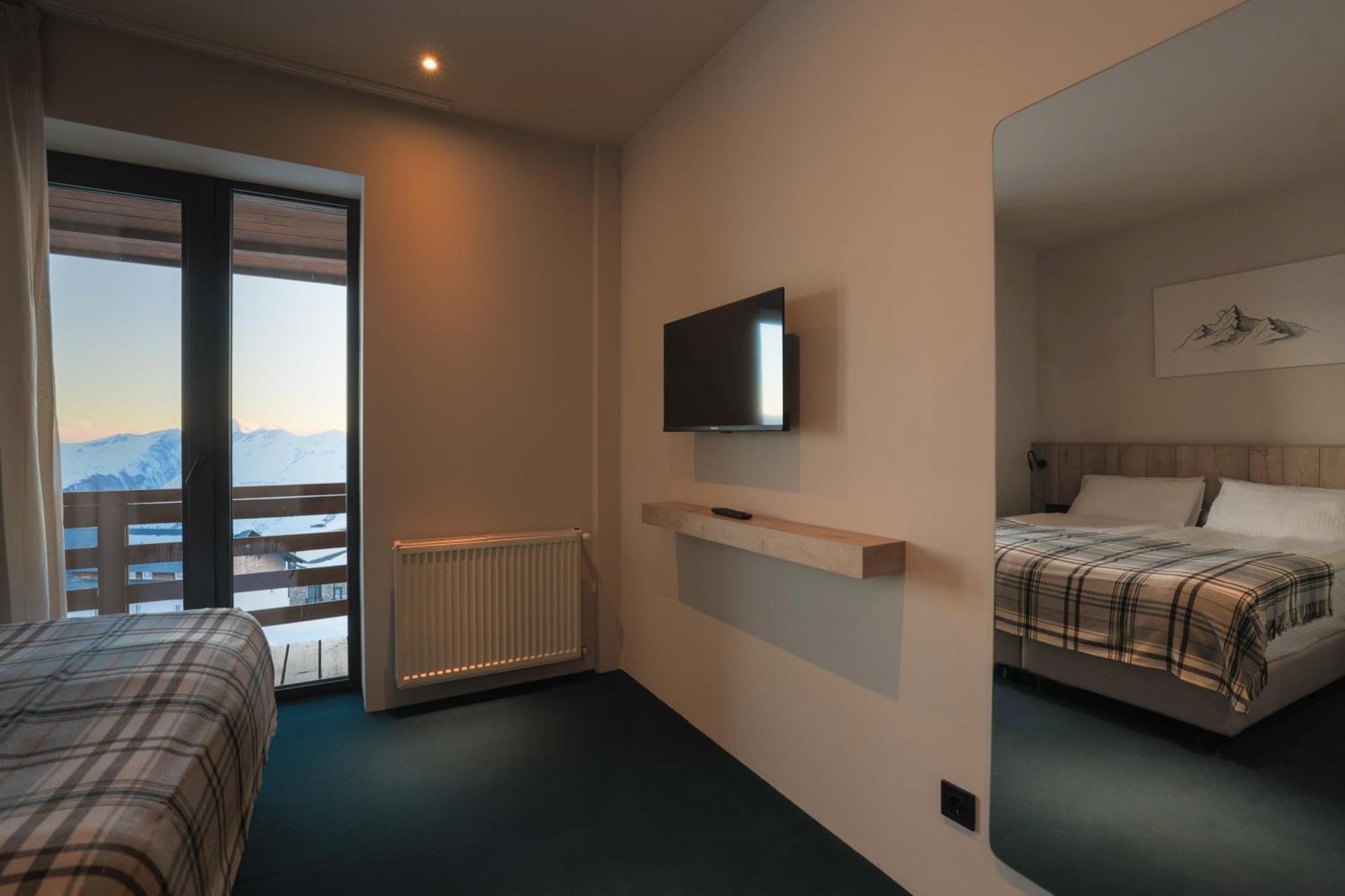 גודאורי Alpina Hotel חדר תמונה