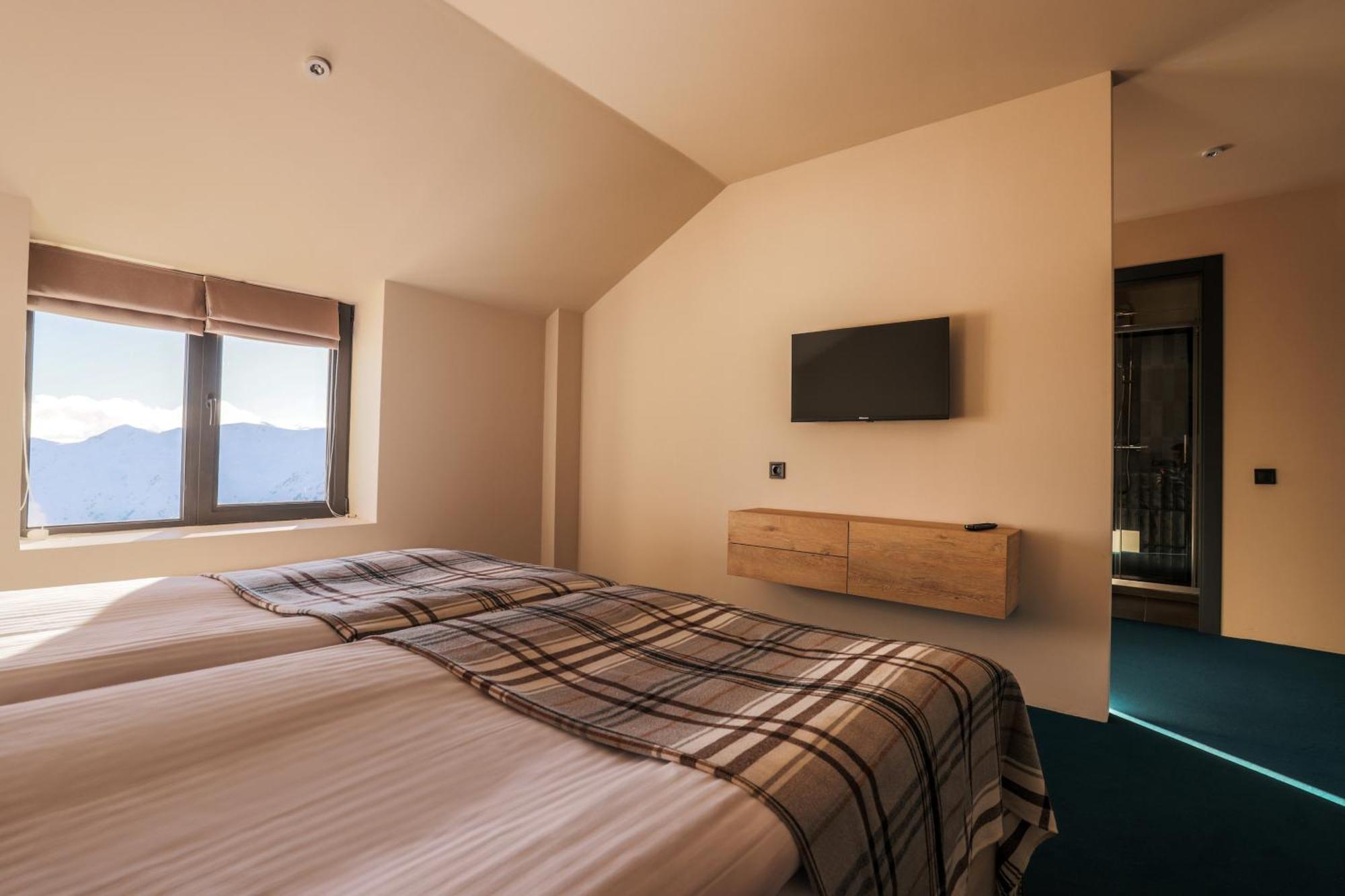גודאורי Alpina Hotel מראה חיצוני תמונה